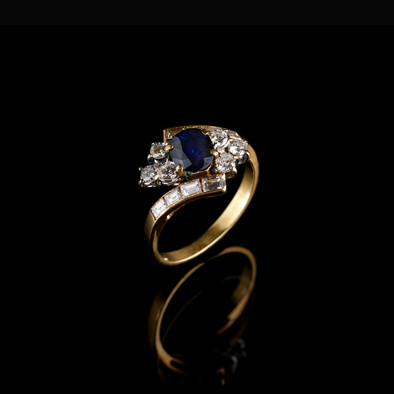 Ring - Blue Sapphire - Diamonds